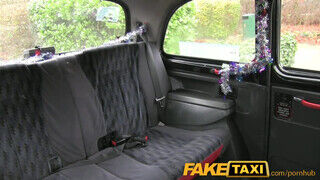 FakeTaxi - világos szőke nőci análba is engedi