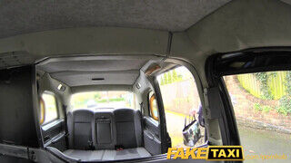 FakeTaxi - szívdöglesztő idősebb nő a taxiban