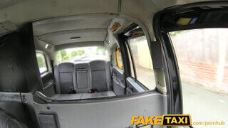 FakeTaxi - bögyös milf lány tövig benyeli a bájdorongot