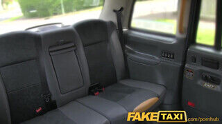 FakeTaxi - Kitetovált csöcsös gádzsi szeret szexelni