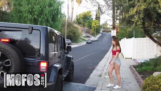 MOFOS - Paige Owens a méretes popós fiatal suna