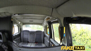 Fake Taxi - brutálisan szexy milf kettyinteni akar