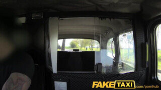 FakeTaxi - ártatlan kicsike fiatal bige és a vastag himbilimbi