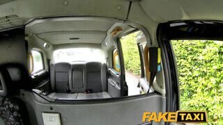FakeTaxi - vörös milf gádzsi szeret szexelni