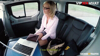 FUCKEDINTRAFFIC - Jenny Smart és egy termetes pöcs esete