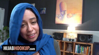 Hijab Hookup - ez az arab maca kéjnő jól tud hancúrozni