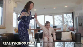 Reality Kings - Stacy Cruz és Isabella De Laa édeshármasban basznak
