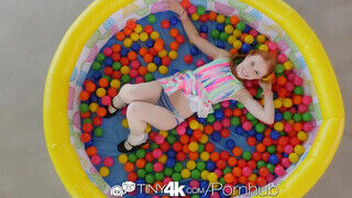Tiny4K - Dolly Little a gyönyörű vörös hajú tinédzser
