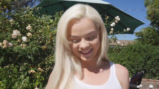 Elsa Jean és a kertész krapek gigászi bréje