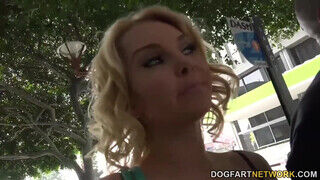 Aaliyah Love lovagol a gigantikus faszon