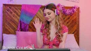 Naughty America - Bunny Colby a termetes csöcsű streamer csajszika
