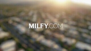 MILFY - Sweet Vickie a lotyó rendőrnő