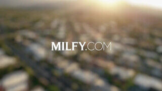 MILFY - Savannah Bond termetes farokkal popsiba tolva
