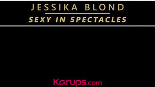Jessika Blond a kívánatos világos szőke milf
