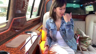 Tara Summers a limuzinban cumizza