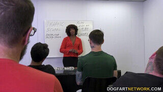 Misty Stone 10 faszit szop le