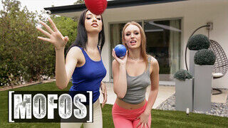 Mofos - Daisy Stone és Scarlett Bloom megosztják a hímtagot