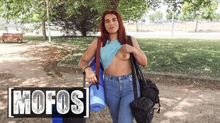 Mofos - Rosie Cage a kívánatos turista pipi