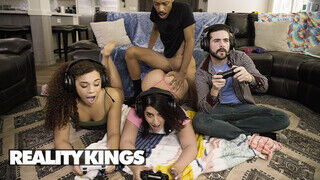 REALITY KINGS - Willow Ryder és Sarah Arabic a csinos gamer csajok