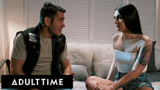 ADULT TIME - Khloe Kay a transzvesztita pipi