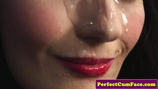 Bombázó csipkés szépség gigászi adag arcon