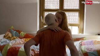 Világos Szőke fiatal nyögés míg az idős megdugja a pináját