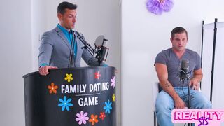 Chanel Camryn faszőrült világos szőke csajszika nyeri a randi játékot és mostohabátyja farkával teljes csoport szex kavarodik