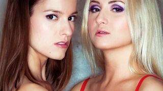 Cayla Lions és Silvie Luca forró leszbi orálozása