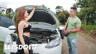 Forró latin amerikai milf Leela Moon megdugja a szerelőjét