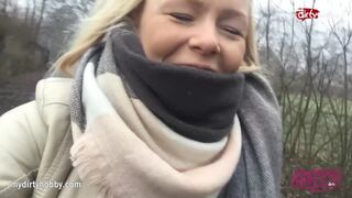 Forró fiatal szuka kerékpáron dörzsöli lucskos puncáját