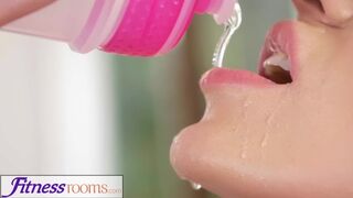 Afina Kisser világos szőke orosz milf éhesen leszopja a óriási kárója