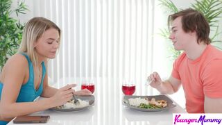 Faszra éhes mostohaanya Evelyn Payne levetkőzteti lépfiát és ugrál a faszán - s1:e9