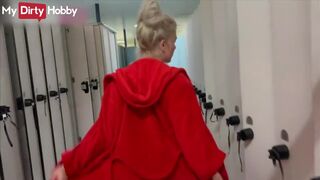 Világos Szőke cheerleader pippantása az öltözőben