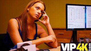 A szigorú hitelező megdugja a gyönyörű milf-et adósság miatt