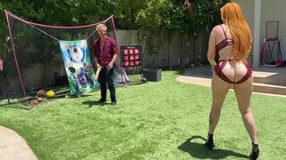 Termetes fenekű vörös milf anyuka játszik a lépfia méretes fehér faszával