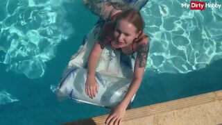 Emma wolf a tüzes csajszi aki a medencében reszel vadul