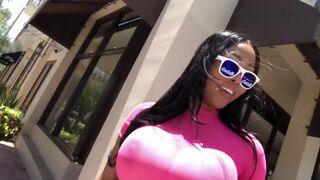 Moriah Mills átlátszó csipkében olajozza meg hatalmas popókáját