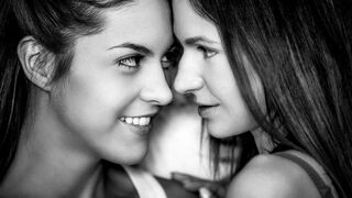 Brazil Carolina Abril forró ukrán barátnőjével