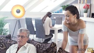 Szürke hajú szemüveges öregember kufircolja a bűbájos tinit