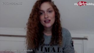 Gömbölyű zsenge nyújtózza szűk puncáját vastag műfarokkal