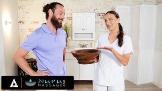 Brad Newman kipróbálja saját nuru olaját egy forró masszőzővel