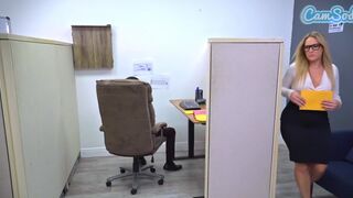 Termetes popós milf háromszereplős kupakolása a forró párbaj felett