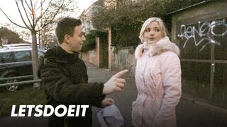 Kinky turista Zazie Skymm csábítja a studot durva dugásra az irodájában