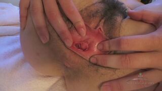 Juliette March ujjai mélyen a szőrös pinában