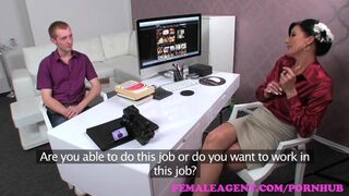 Bűbájos milf ügynök beavassa a tinédzser studot a dugás titkaiba