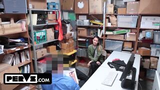 Mutasd meg a faszomnak, mennyire nem akarsz börtönbe menni: térdelj le és kezdd el szopni!