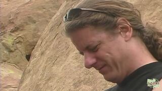 Kint a szabadban a vad ázsiai nőci fehér cerkát szívat magára