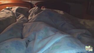 Tetkós ázsiai pipi csókolózik, miközben a kurvája szívja ki a fazsát