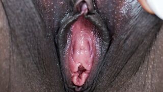 Barna nevelő hugi megtanítja testvérét, hogy élvezetesen nyaldossa a puncáját