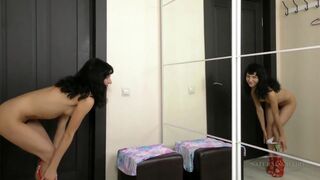 Zsenge pipi szőrös puncival masturbál a tükör előtt